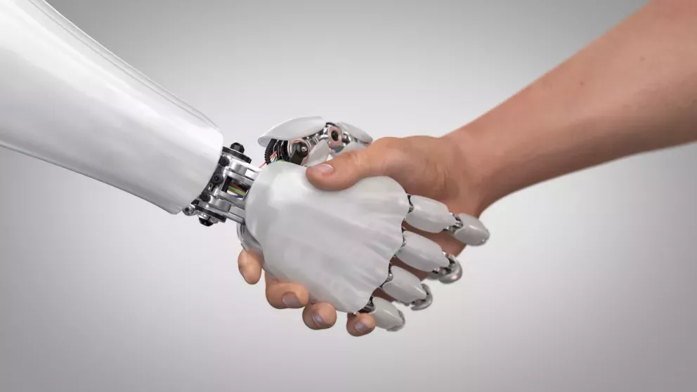Robot y humano dándose la mano