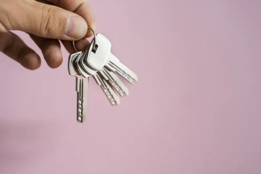 Persona con las llaves en la mano