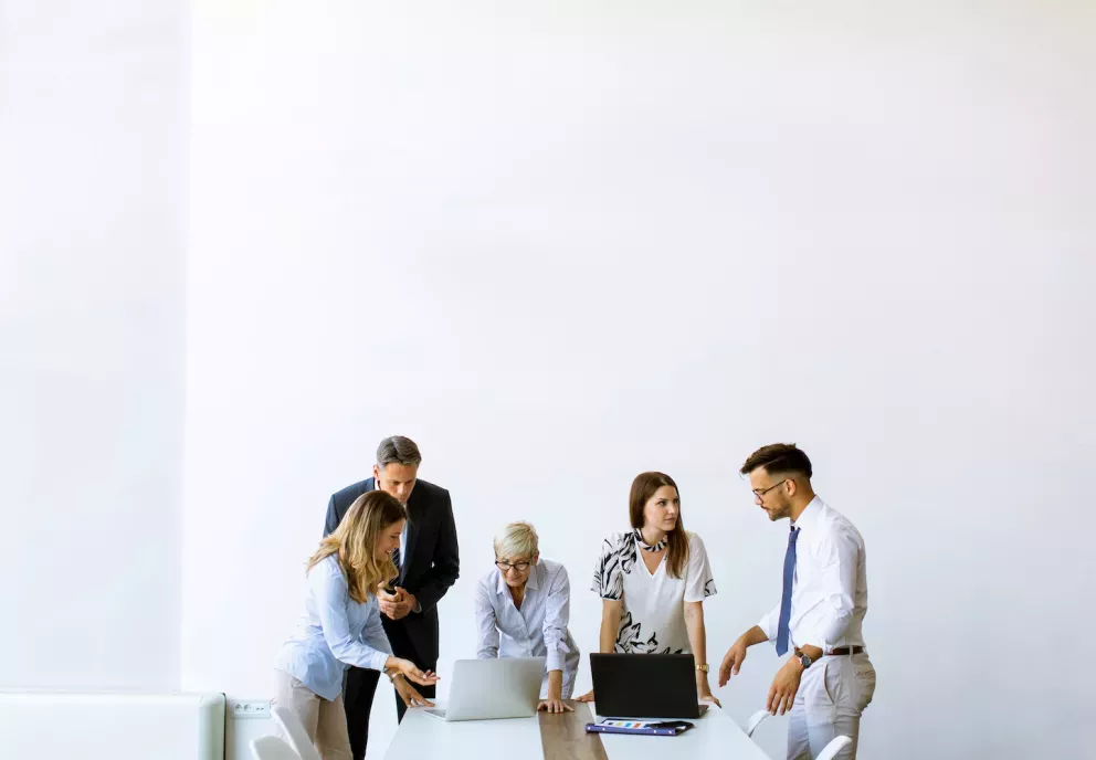 Equipo de personas trabajando juntas en una oficina Equipo de personas trabajando juntas en una oficina