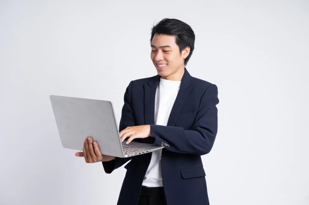 Hombre sosteniendo una computadora portátil