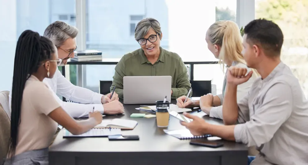 Colegas en una reunión trabajando juntos