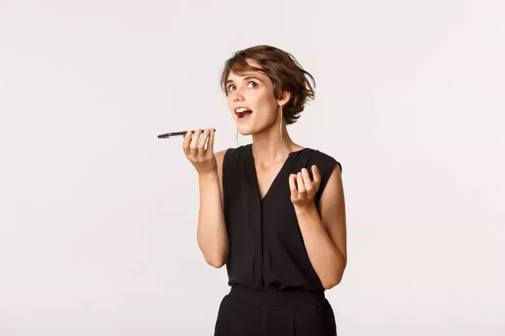 Mujer hablando por celular
