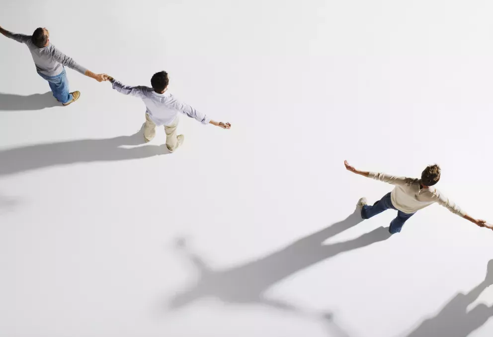 Vista aérea de personas tomadas de la mano en una fila