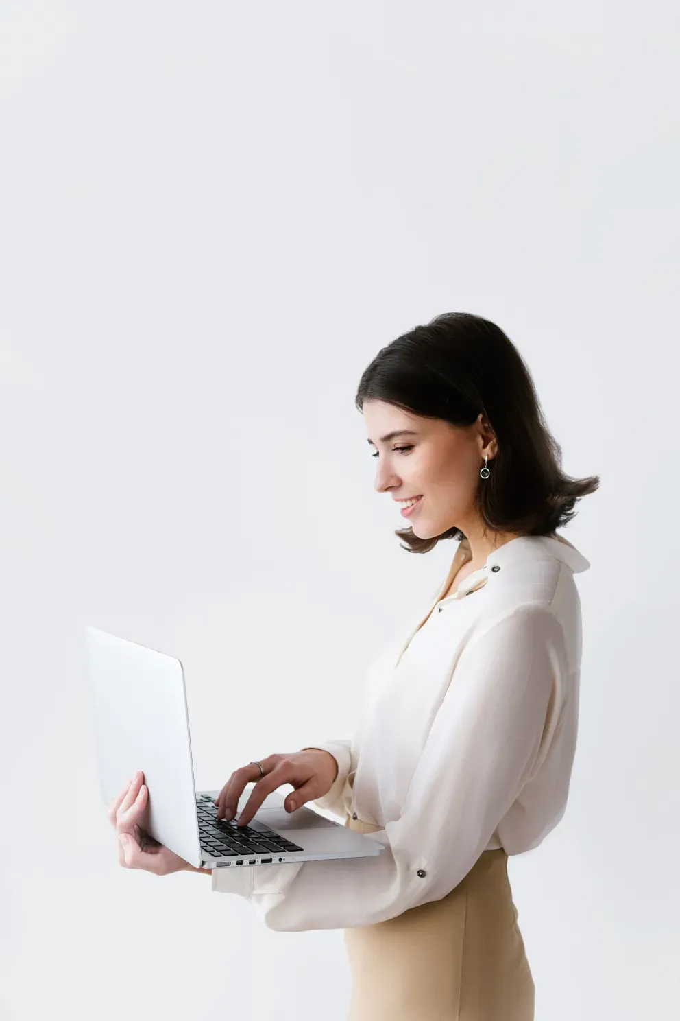 Mujer usando laptop