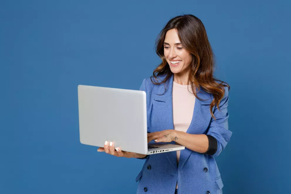 Mujer usando computadora Mujer usando computadora