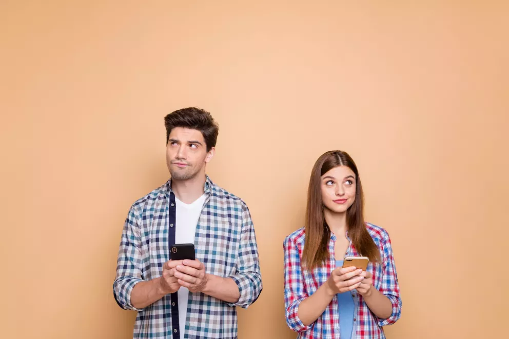 Personas preocupadas con teléfonos celulares