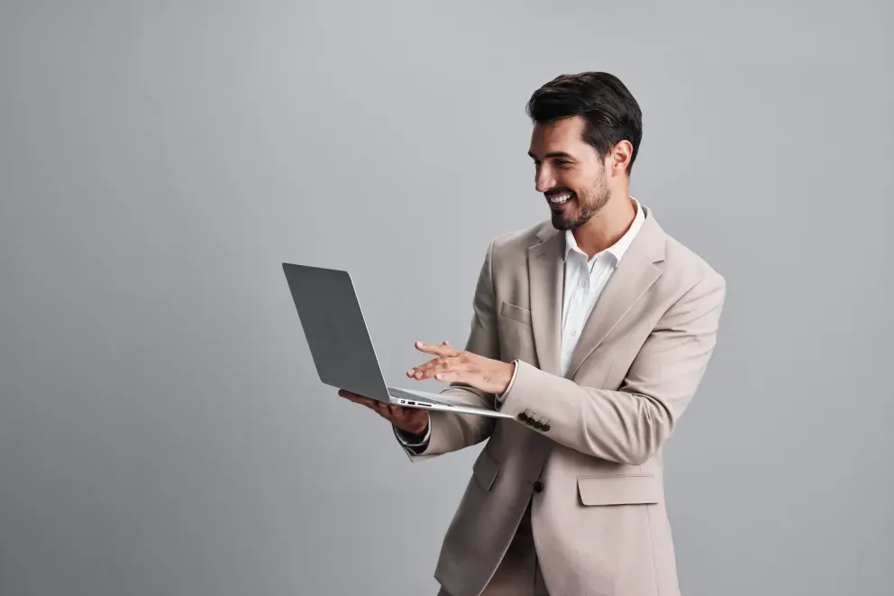 hombre de negocios sonriente mirando en una computadora portátil