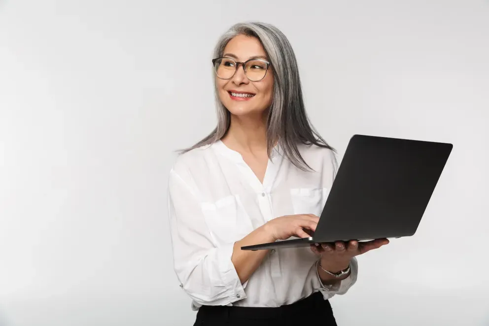 Mujer sosteniendo una computadora portátil
