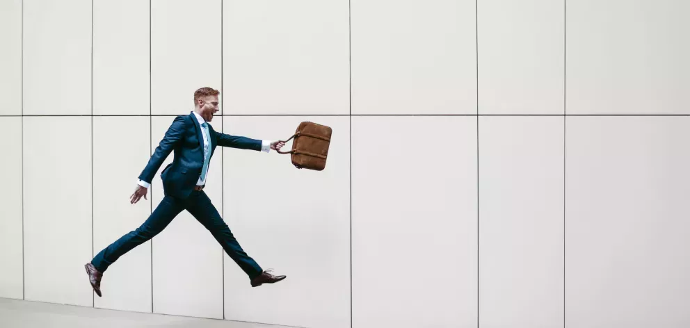 Hombre caminando con maletín