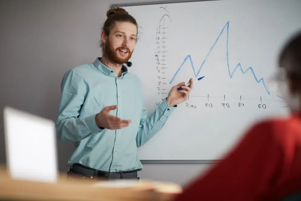 Persona de negocios que muestra datos