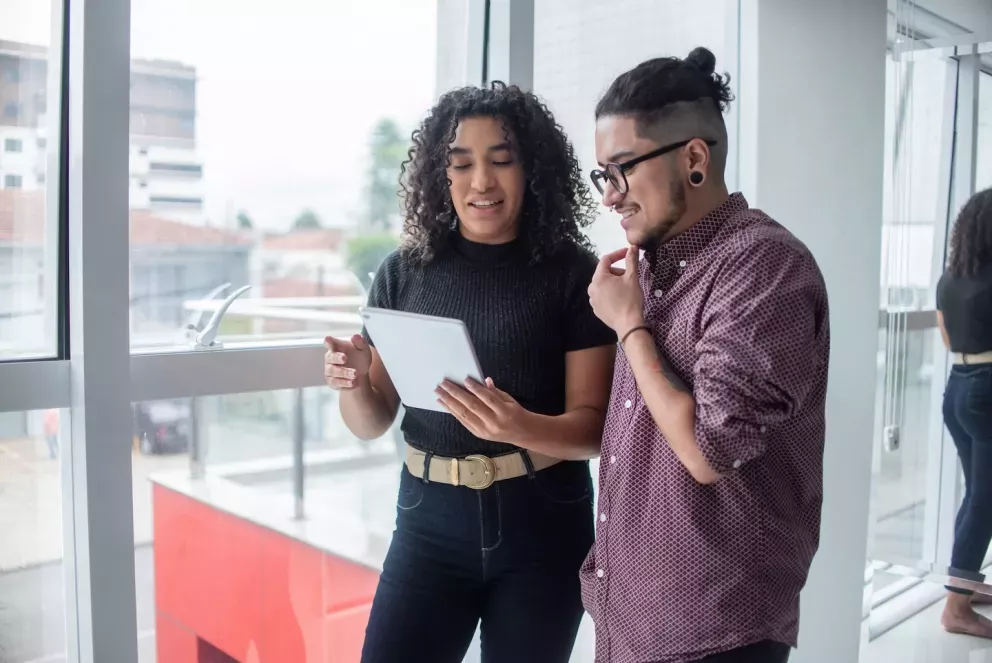 Compañeros de trabajo que colaboran en la tableta Compañeros de trabajo que colaboran en la tableta