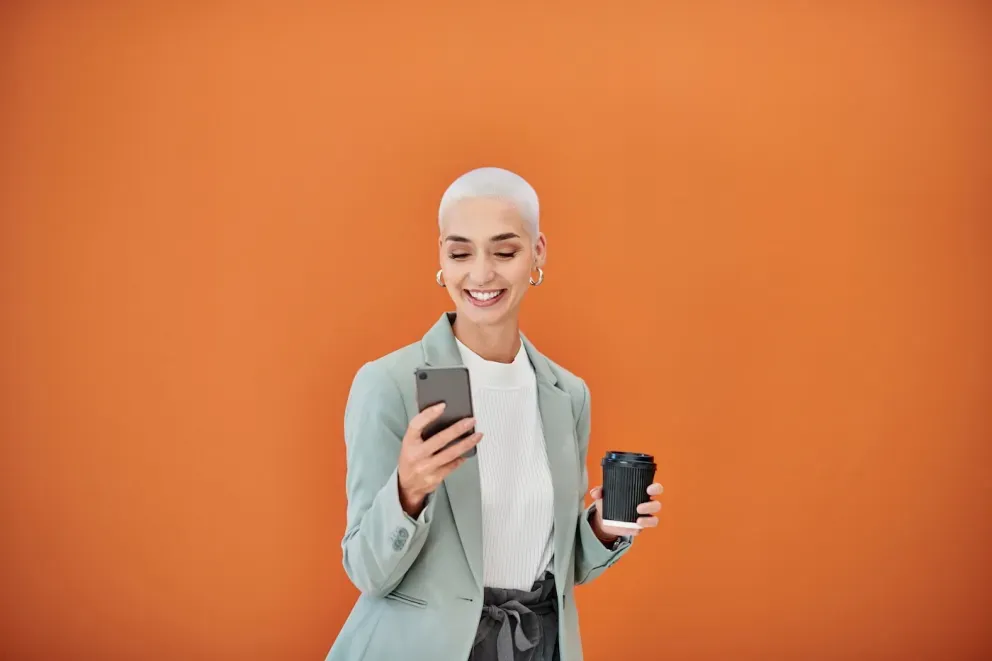 Persona feliz usando el teléfono
