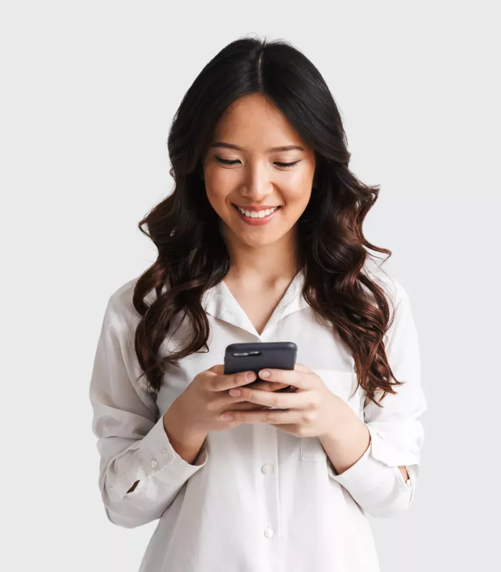 Mujer mirando un teléfono