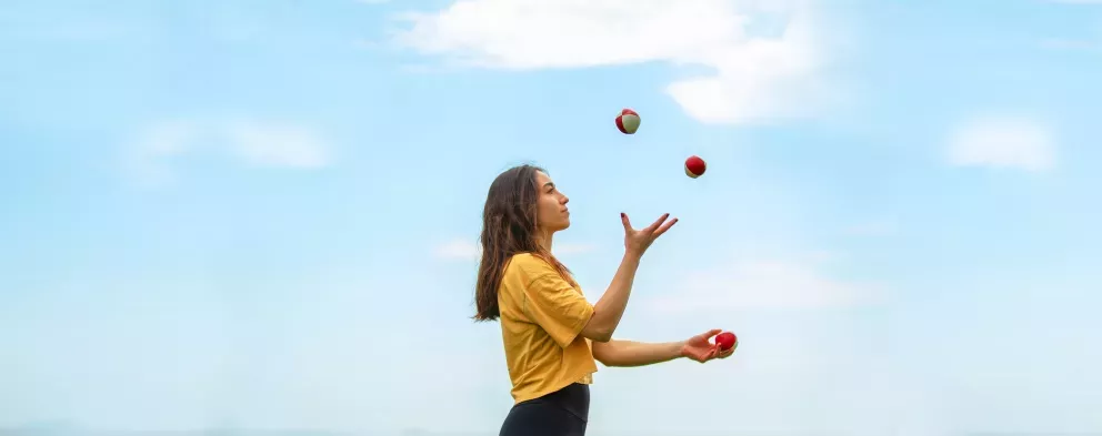 Mujer haciendo malabares con pelotas Mujer haciendo malabares con pelotas