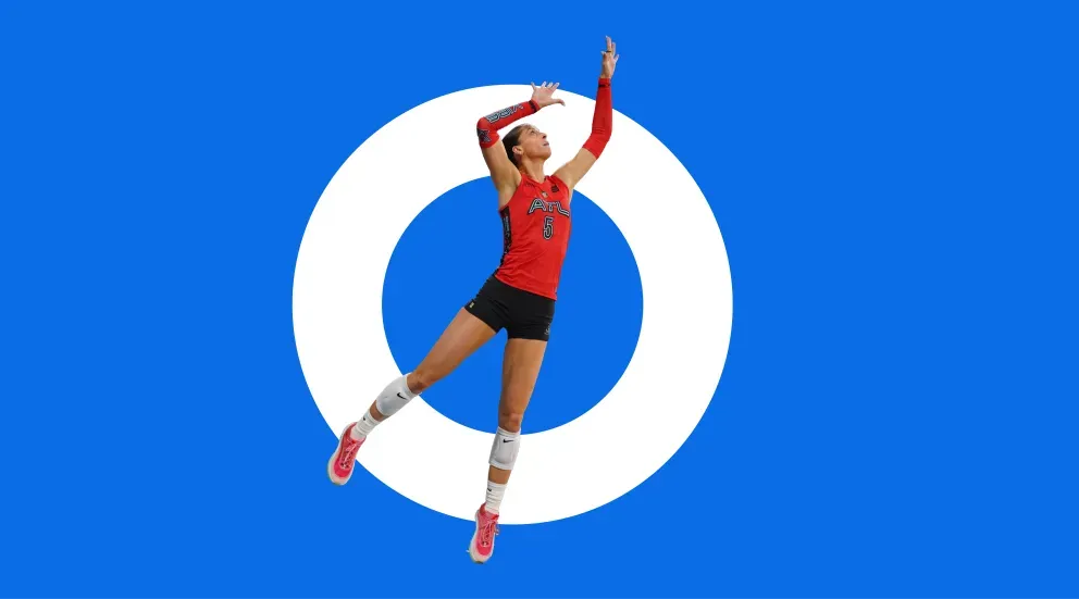 Jugador de voleibol que batea en salto con atuendo rojo