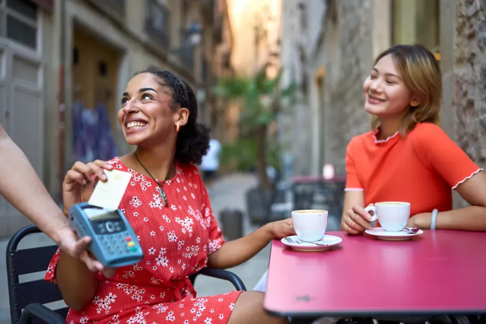 Mujer pagando con tarjeta