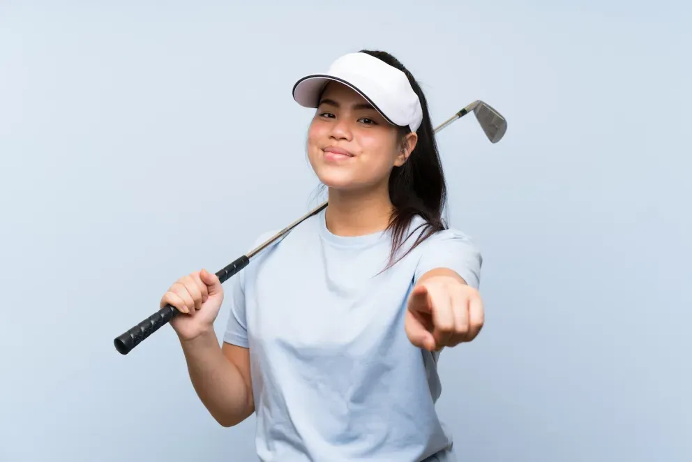 Mujer jugando al golf