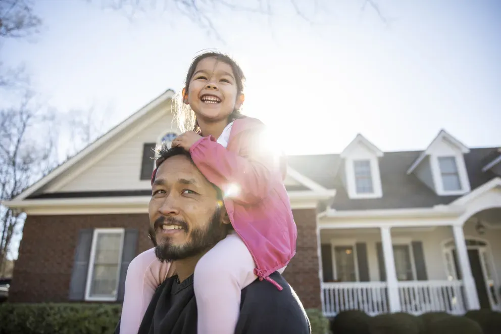 Padre e hija con casa