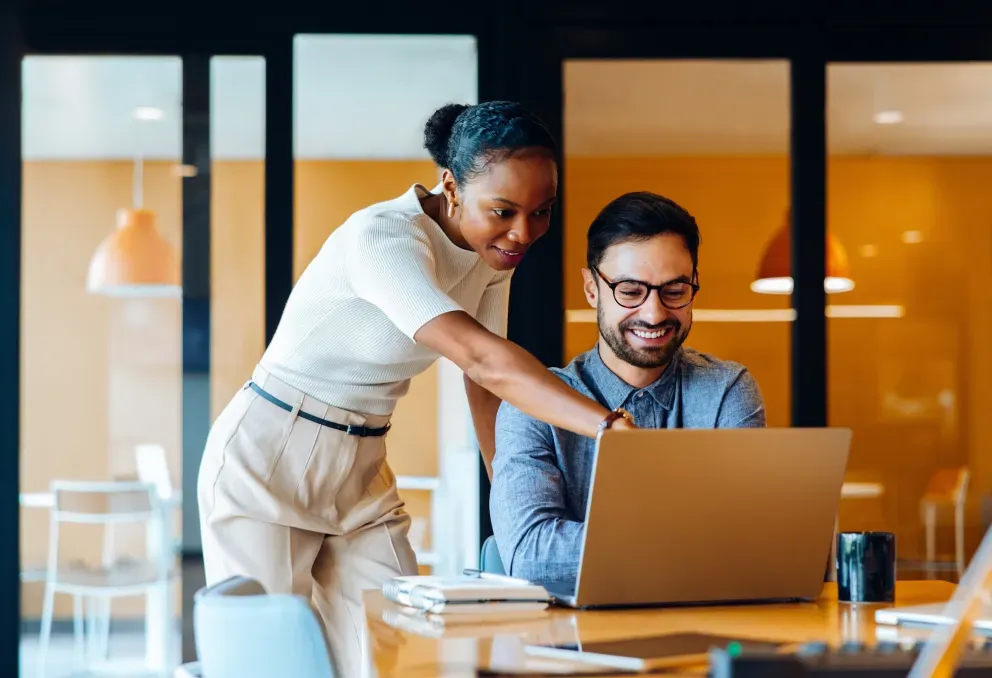 Reunión de negocios con hombre y mujer en computadora portátil