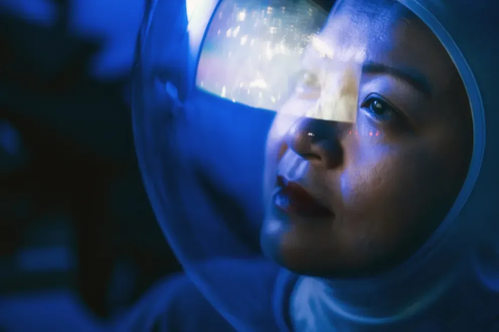 Mujer mirando el espacio de la IA