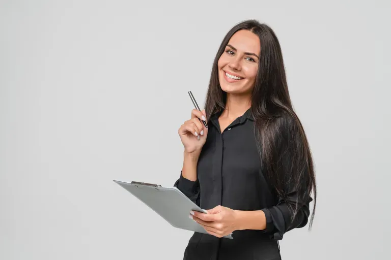 Joven mujer de negocios con bolígrafo y portapapeles