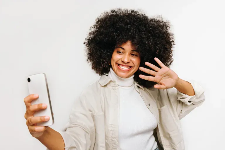 Mujer tomándose una selfie con su teléfono
