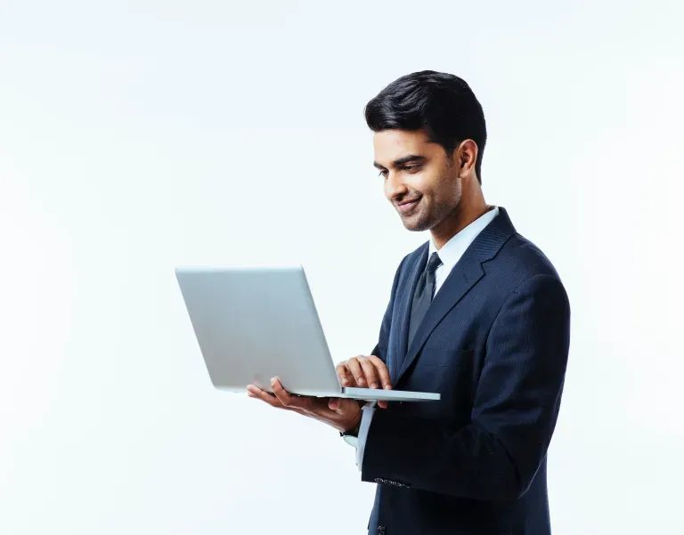 Hombre en una computadora