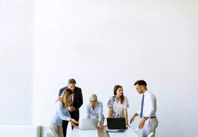 Equipo trabajando juntos en una oficina