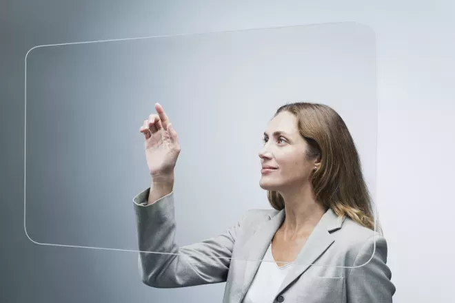 Mujer usando una pantalla táctil de vidrio