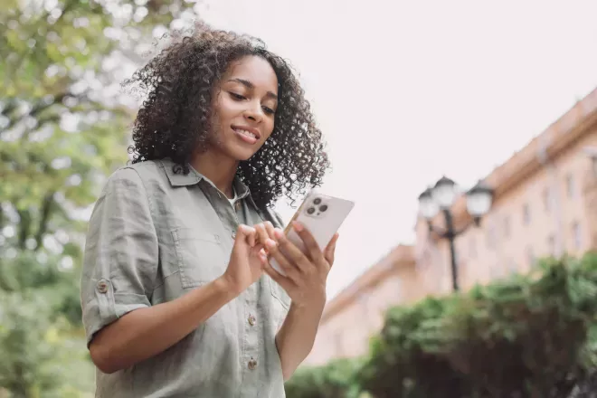 Mujer mirando un teléfono