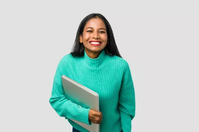 Mujer sosteniendo una computadora portátil