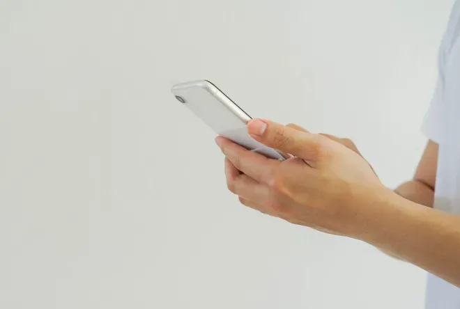 Primer plano de una persona en un teléfono celular Primer plano de una persona en un teléfono celular