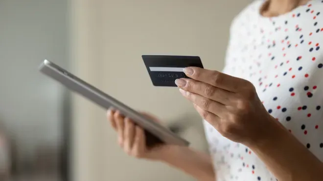 Mujer con teléfono y tarjeta