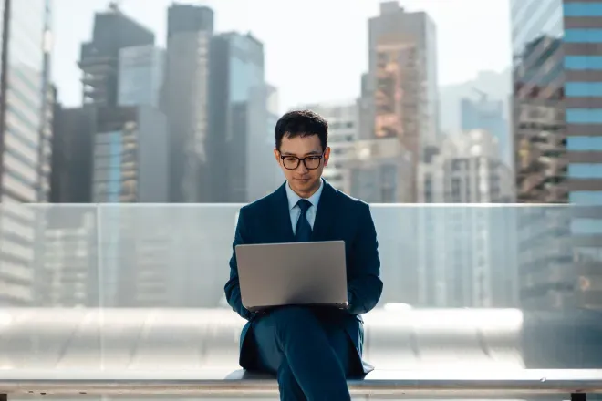 Hombre de negocios usando laptop