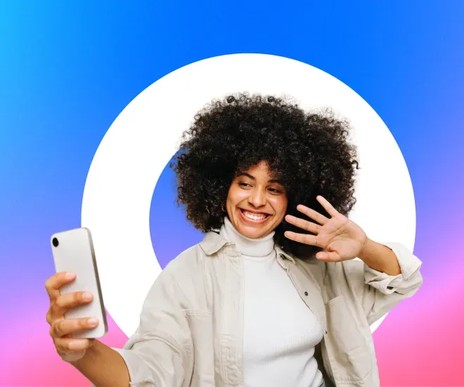 Mujer sosteniendo un teléfono sonriendo