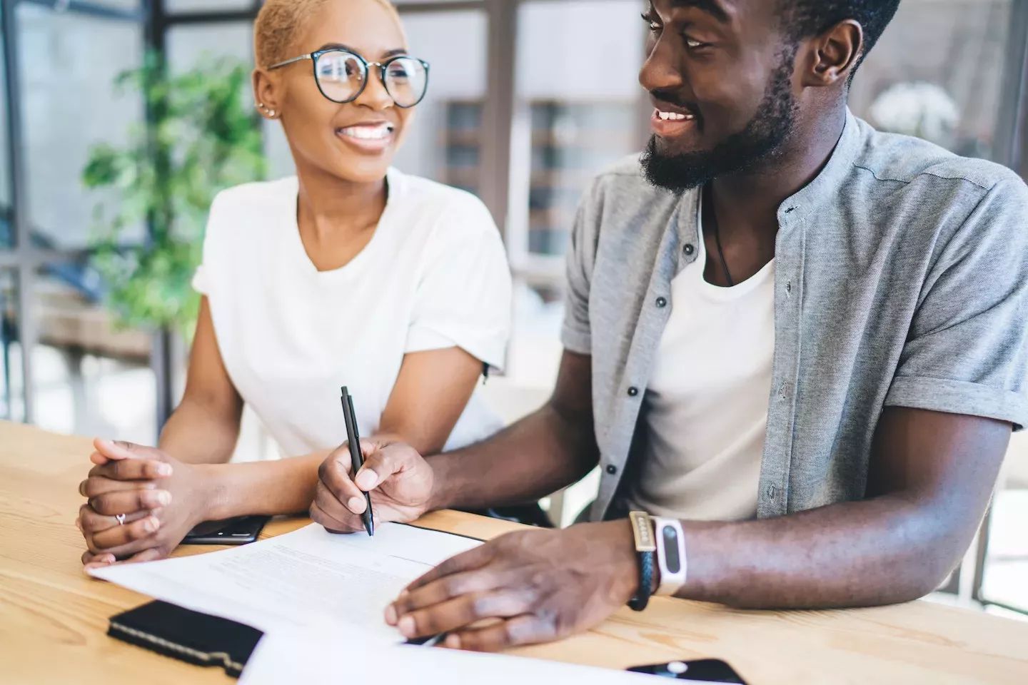Personas felices firmando un préstamo