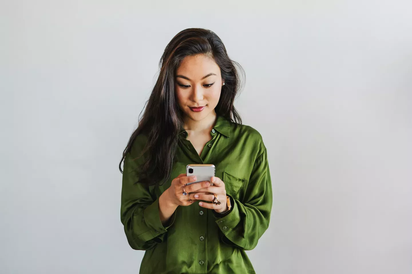 Mujer mirando teléfono Mujer mirando teléfono