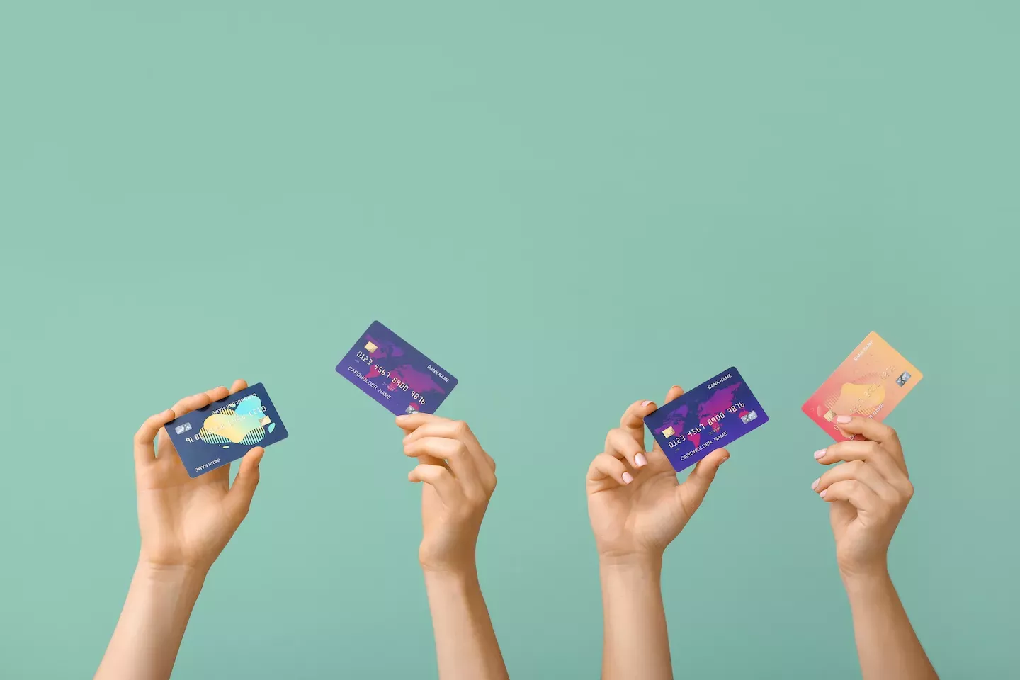 Manos sosteniendo tarjetas de crédito