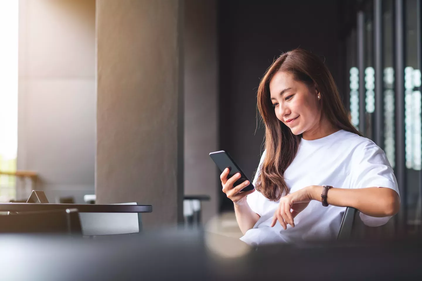 Mujer mirando teléfono Mujer mirando teléfono