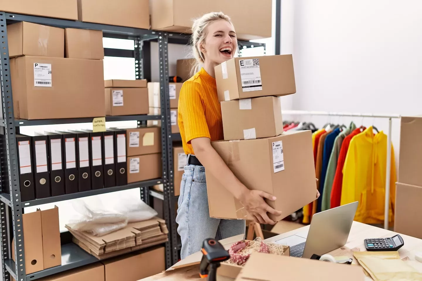 Mujer enviando cajas Mujer enviando cajas