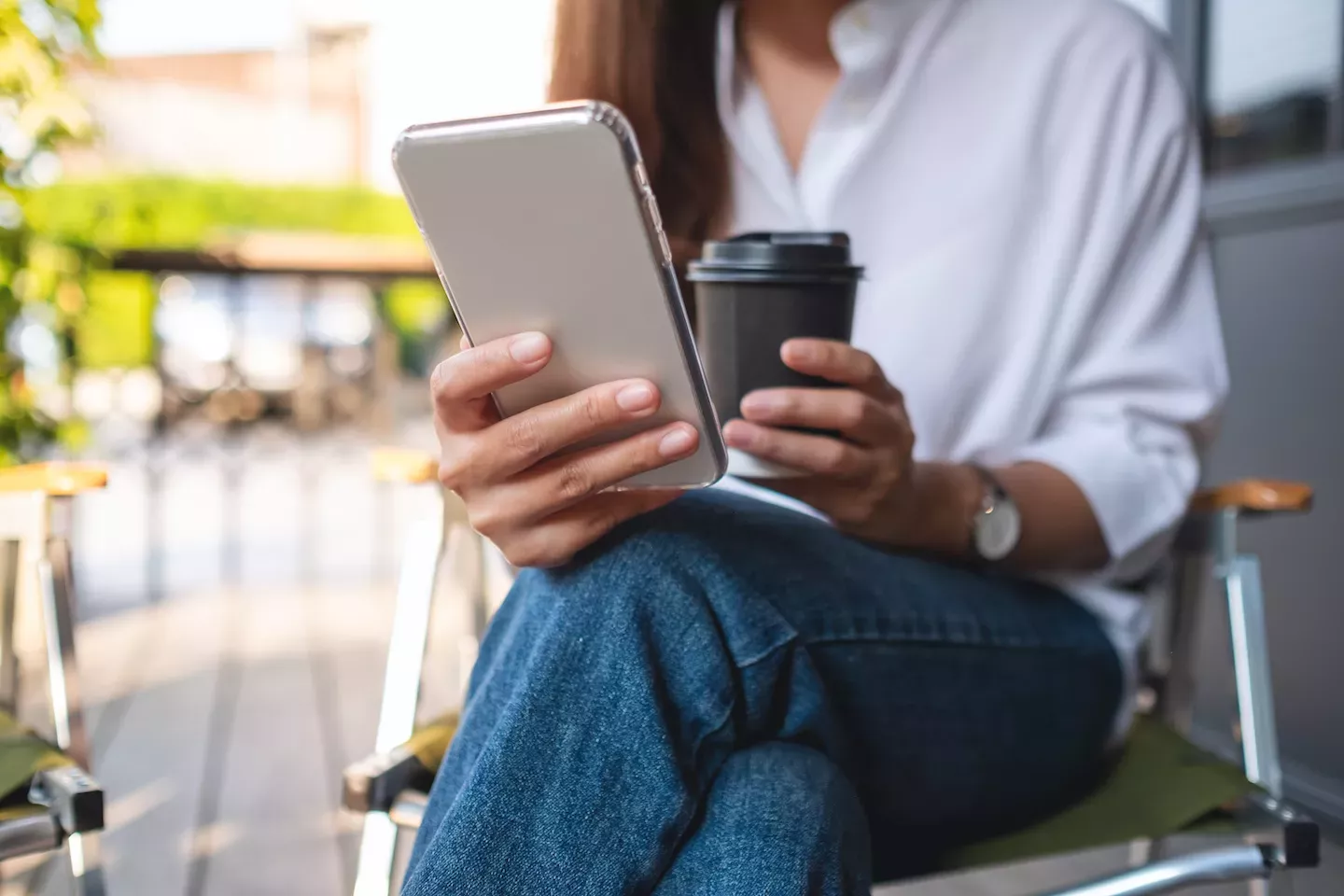 Mujer mirando teléfono
