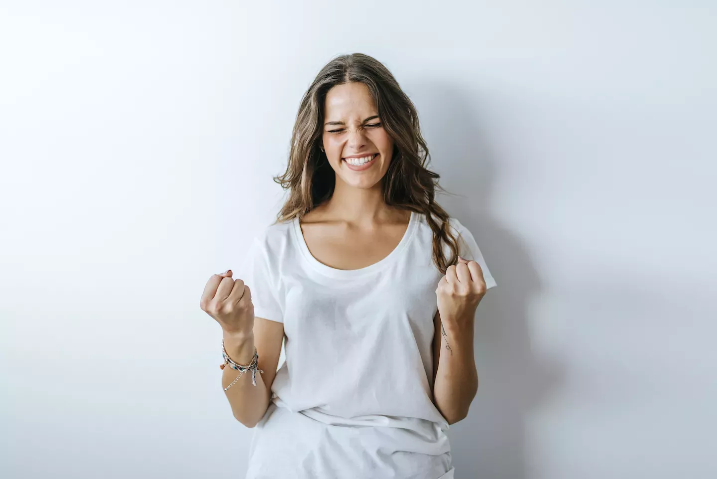 Mujer feliz sonriendo