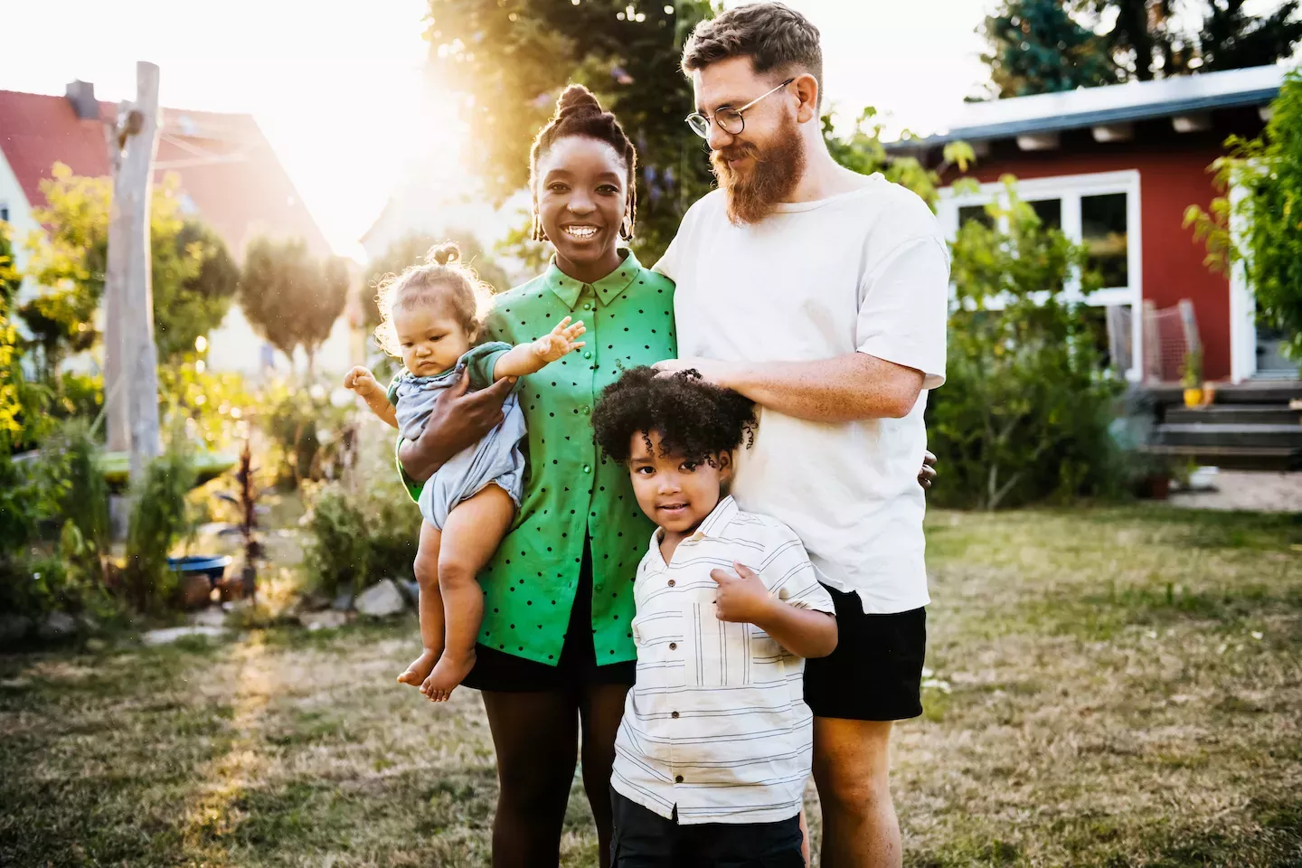 Familia frente a su casa
