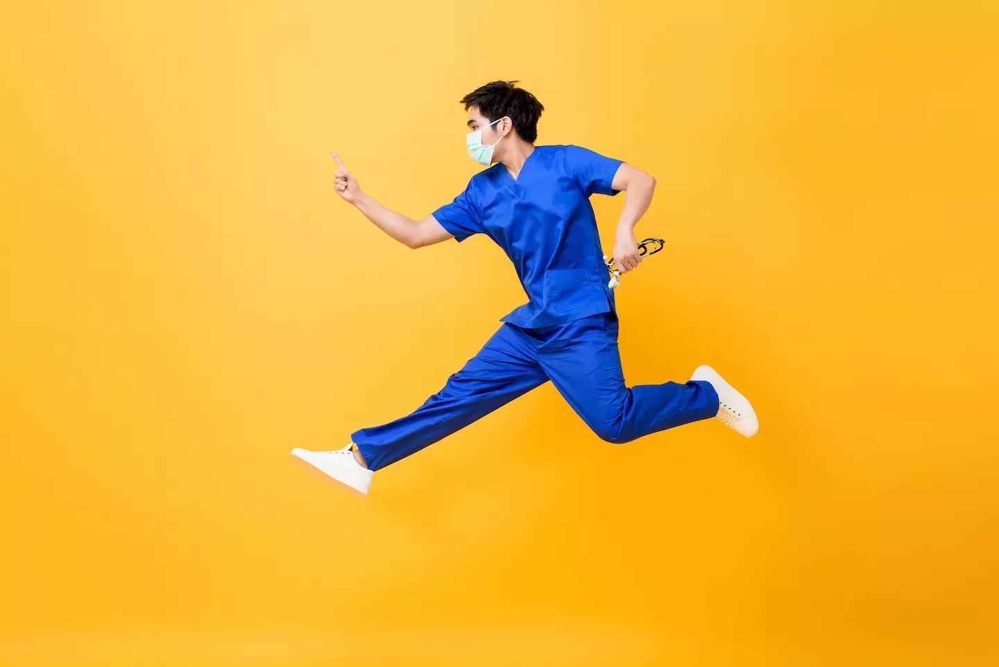 Médico con máscara saltando en el aire