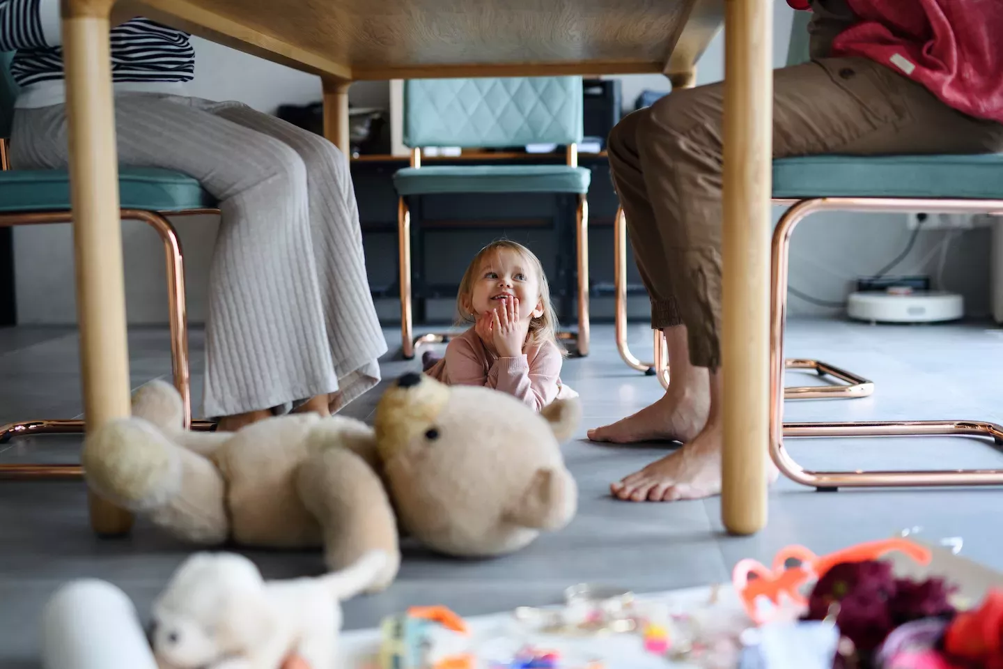 Niño debajo de la mesa de la cocina