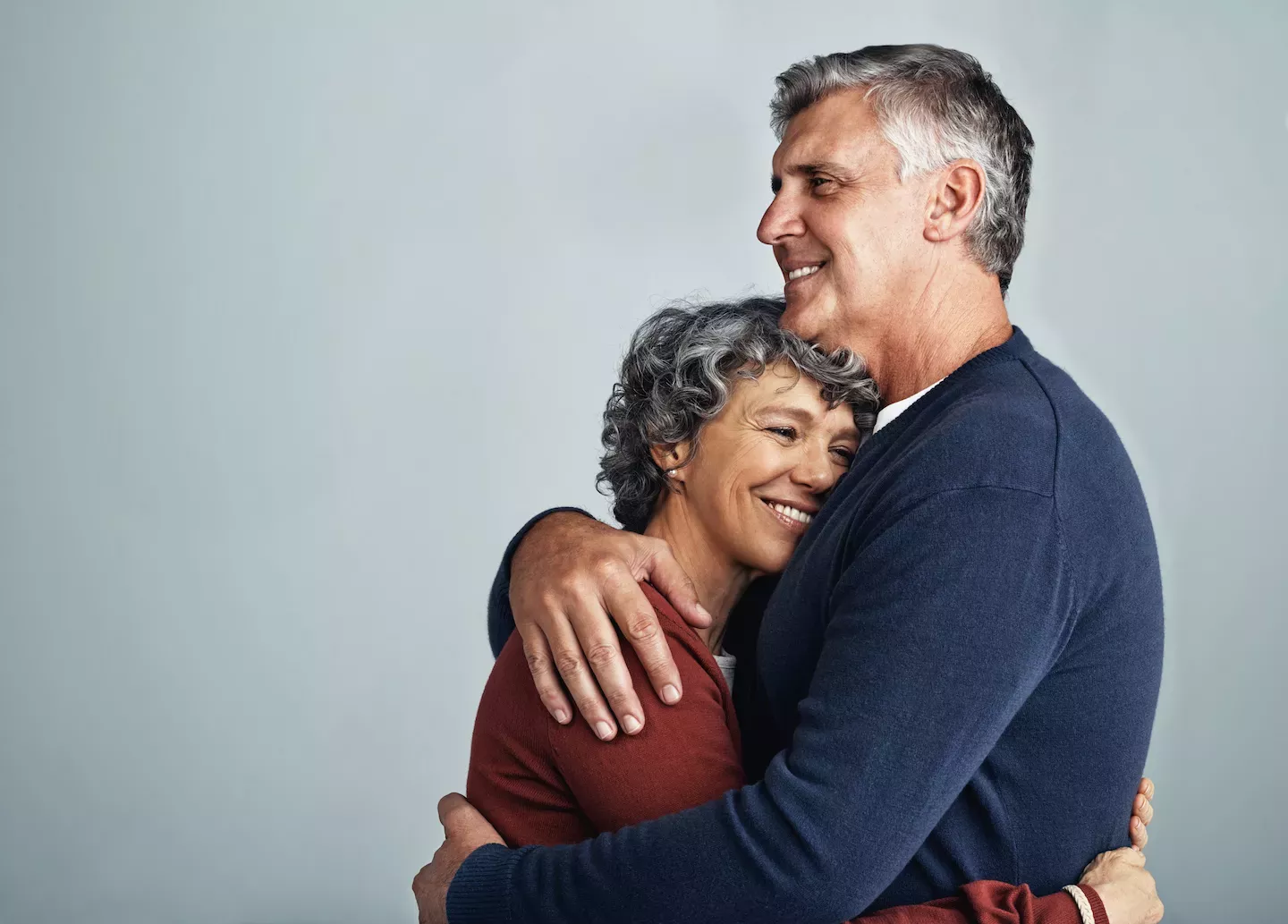 Marido y mujer abrazándose