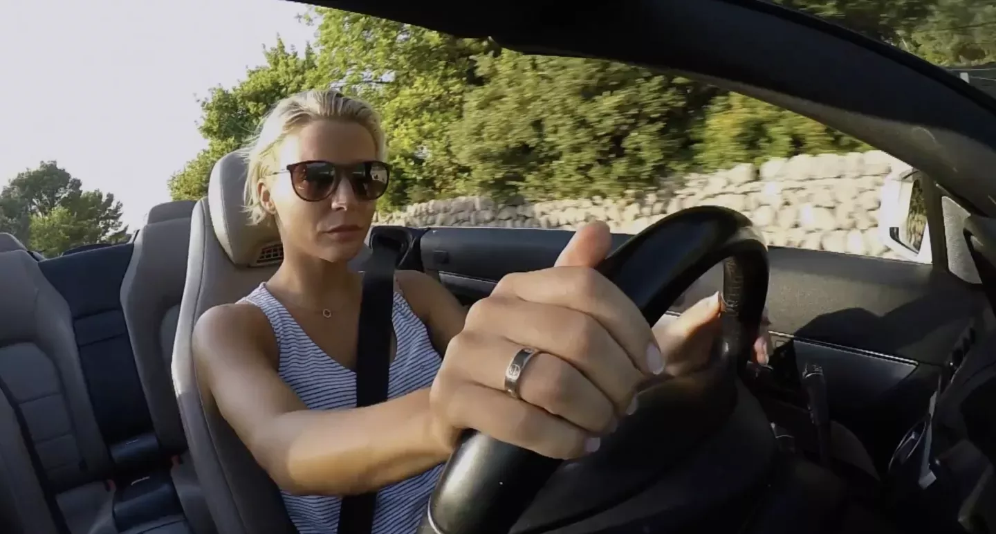 Mujer conduciendo un coche