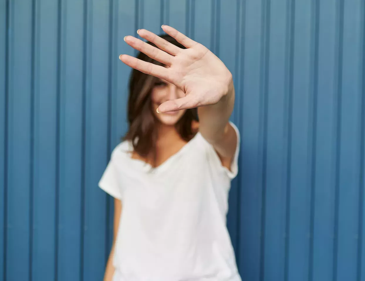 Mujer cubriéndose la cara con la mano Mujer cubriéndose la cara con la mano
