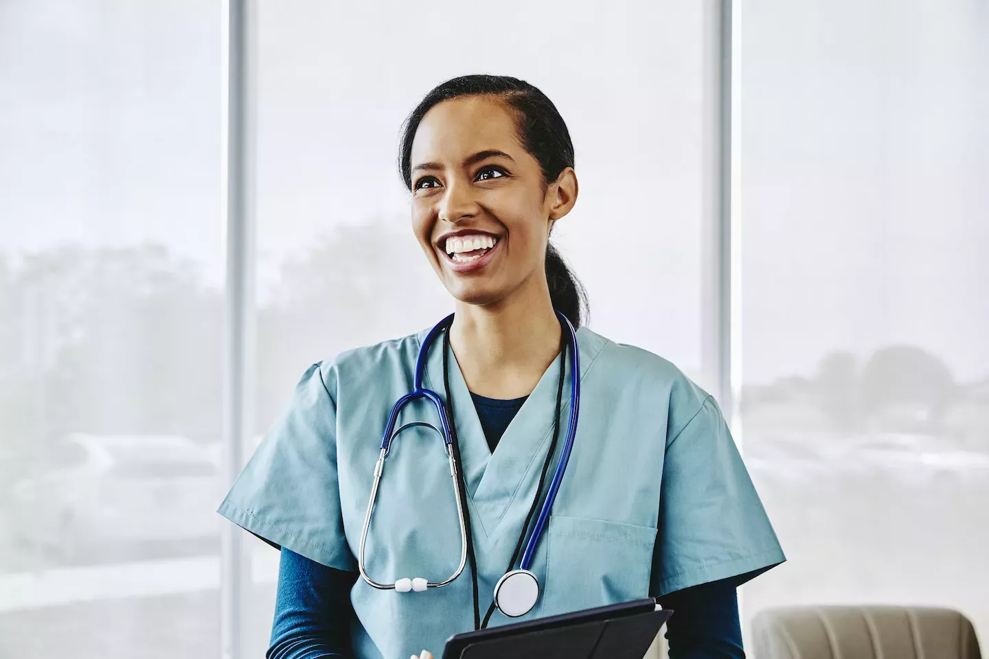 Médico feliz sonriendo en el trabajo