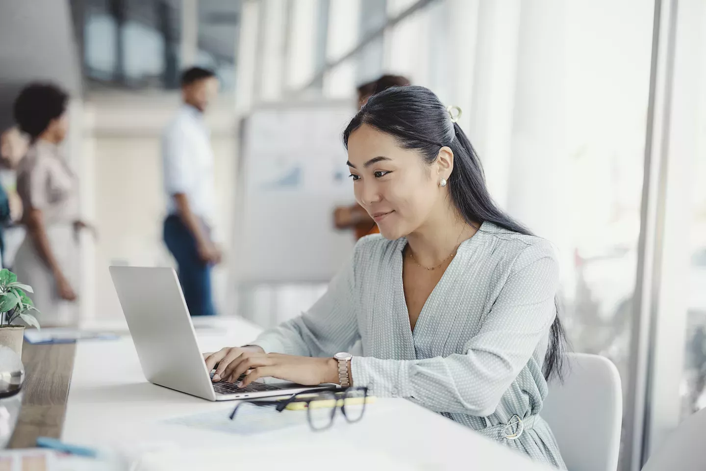 Mujer asiática leyendo un correo electrónico en su computadora Mujer asiática leyendo un correo electrónico en su computadora